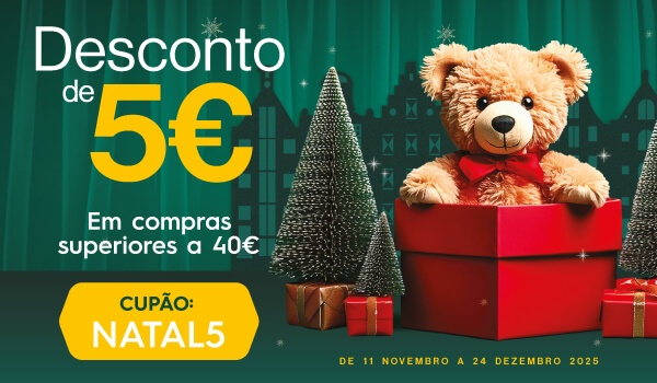 Desconto de 5€ em todas as compras num ambiente natalício com um urso e presentes